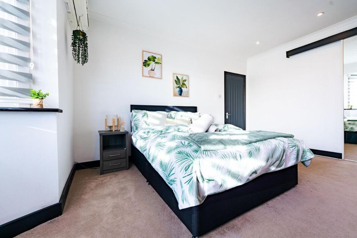 Four Bedroom House By Brookland Stays Serviced Accommodation Short Lets Bushey With Free Wifi מראה חיצוני תמונה