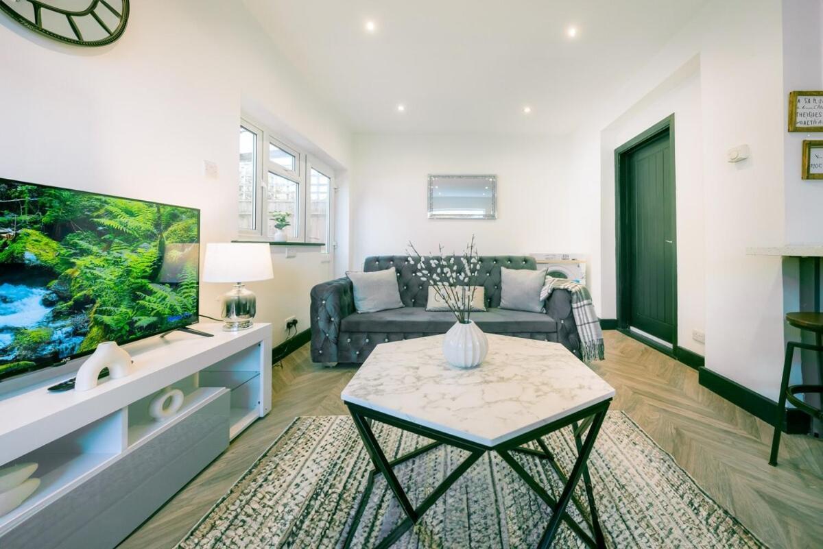 Four Bedroom House By Brookland Stays Serviced Accommodation Short Lets Bushey With Free Wifi מראה חיצוני תמונה