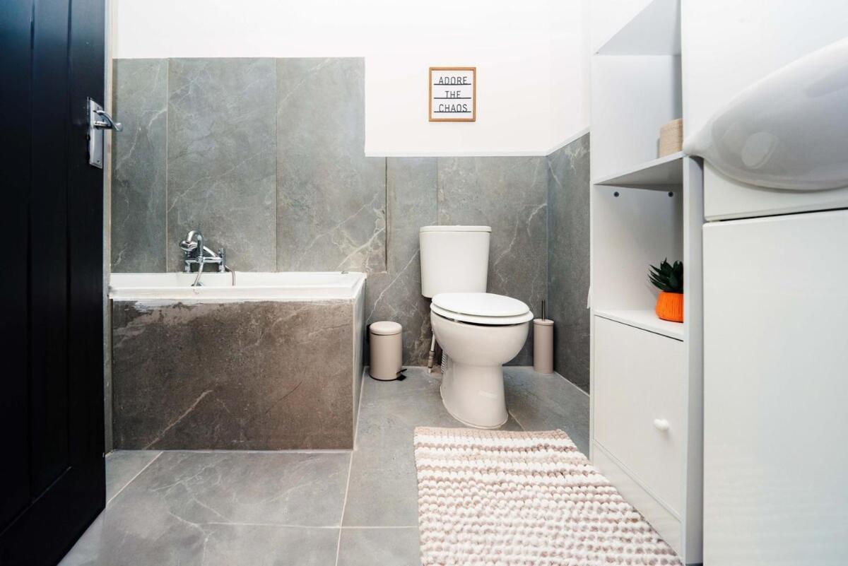 Four Bedroom House By Brookland Stays Serviced Accommodation Short Lets Bushey With Free Wifi מראה חיצוני תמונה