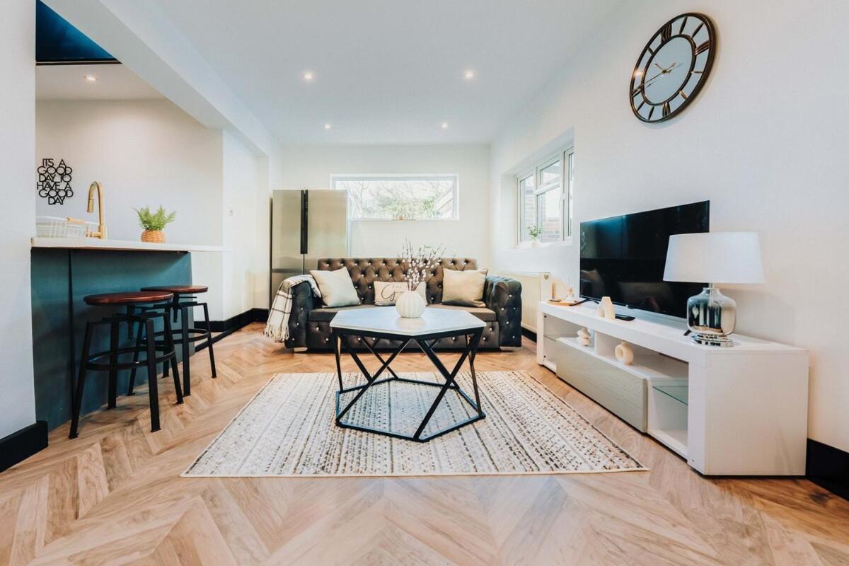 Four Bedroom House By Brookland Stays Serviced Accommodation Short Lets Bushey With Free Wifi מראה חיצוני תמונה