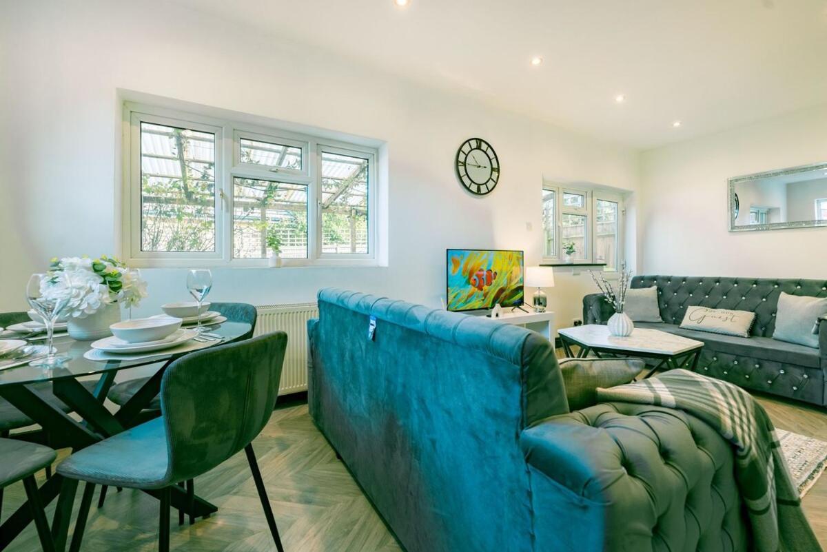 Four Bedroom House By Brookland Stays Serviced Accommodation Short Lets Bushey With Free Wifi מראה חיצוני תמונה